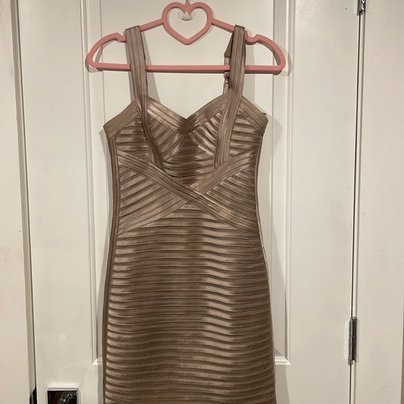 BCBGMaxAzria Dresses & Skirts - Gently worn BCBGMaxAzria champagne cocktail dress size 2